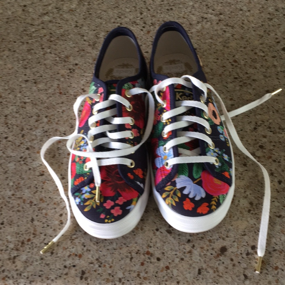 Tennis shoes